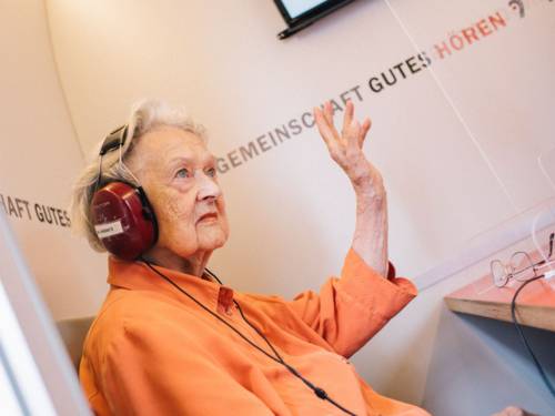 Eine ältere Dame bei einem Hörtest